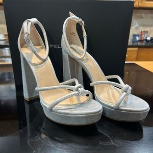 Pelle Moda Gillian ankle strap silver metallic chunky heel sandal‎ size 8.5 NEW